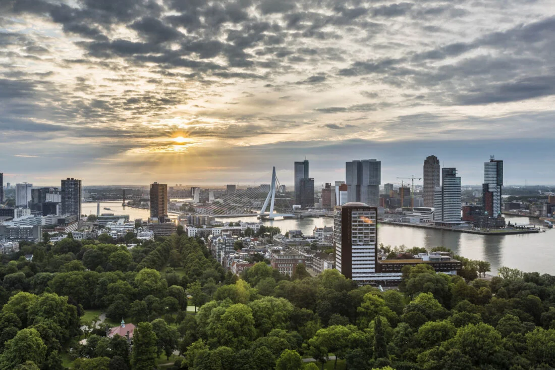 Фото вида сверху на город Роттердам Нидерланды