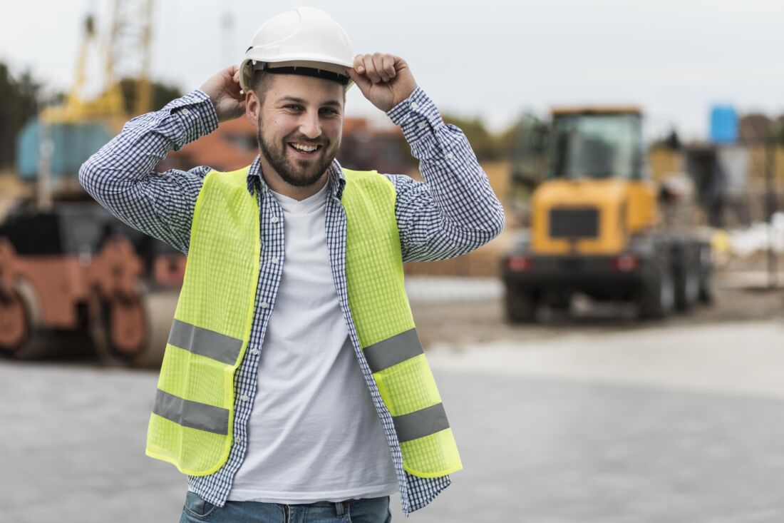 Мужчина водитель СЕ на стройке