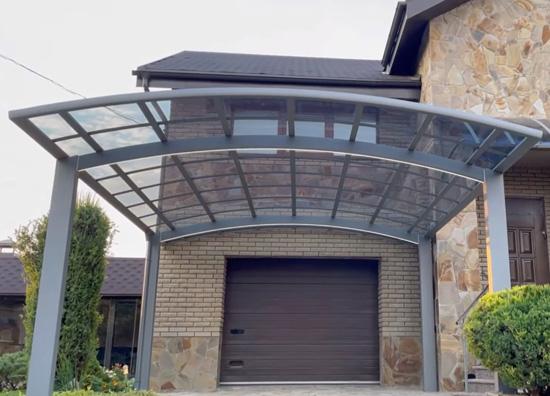 Прозрачный алюминиевый навес в кирпичном доме. 