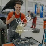 Чоловік автомеханік тримає інструмент в автомайстерні