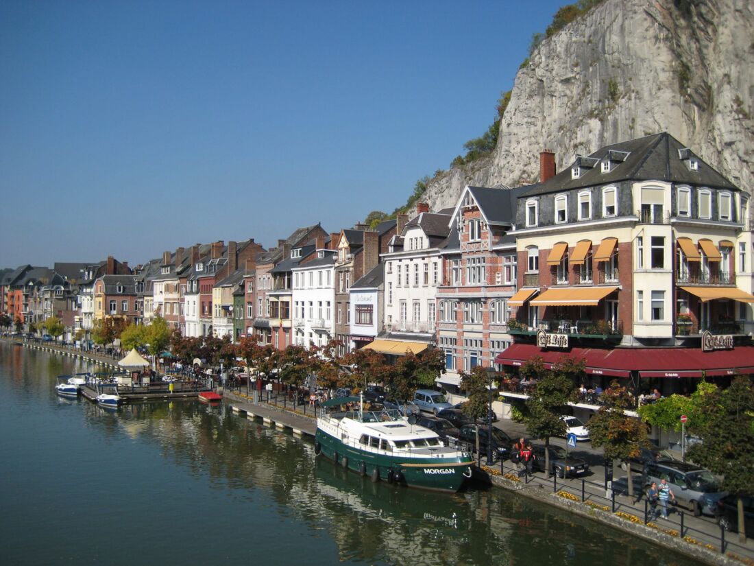 Туристические дома на фоне реки в городе Намур, Бельгия