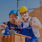 Двоє чоловіків мулярів у робочій формі на будівництві