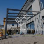 Алюминиевый навес в доме в процессе монтажа