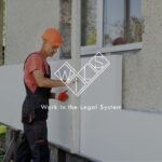 Чоловік утеплює фасад будинку пінопластом. Логотип компанії WILS