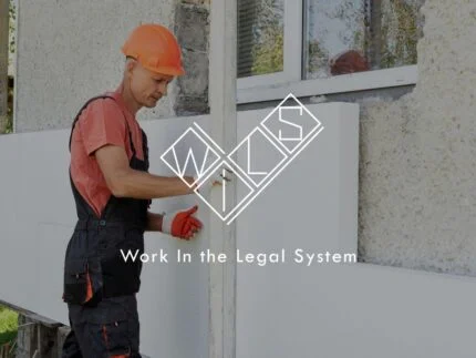 Чоловік утеплює фасад будинку пінопластом. Логотип компанії WILS