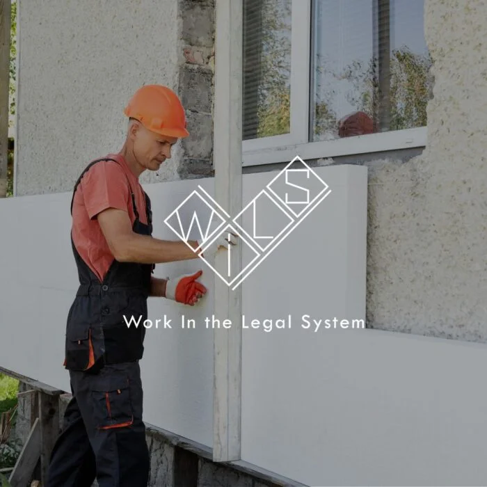 Мужчина утепляет фасад дома пенопластом. Логотип компании WILS