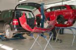 Части кузова автомобиля в автомастерской