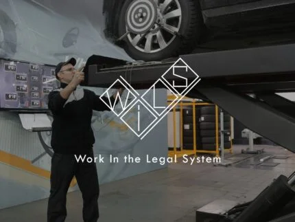 Мужчина в автосервисе проводит диагностику автомобиля. Логотип Wils