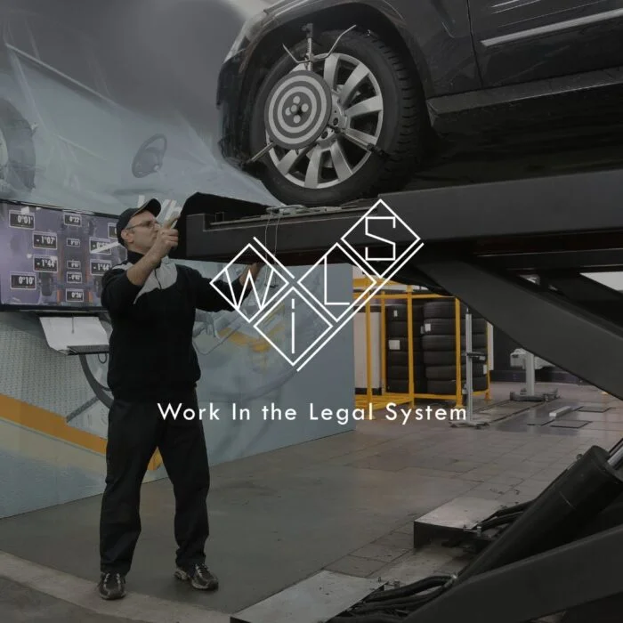 Мужчина в автосервисе проводит диагностику автомобиля. Логотип Wils