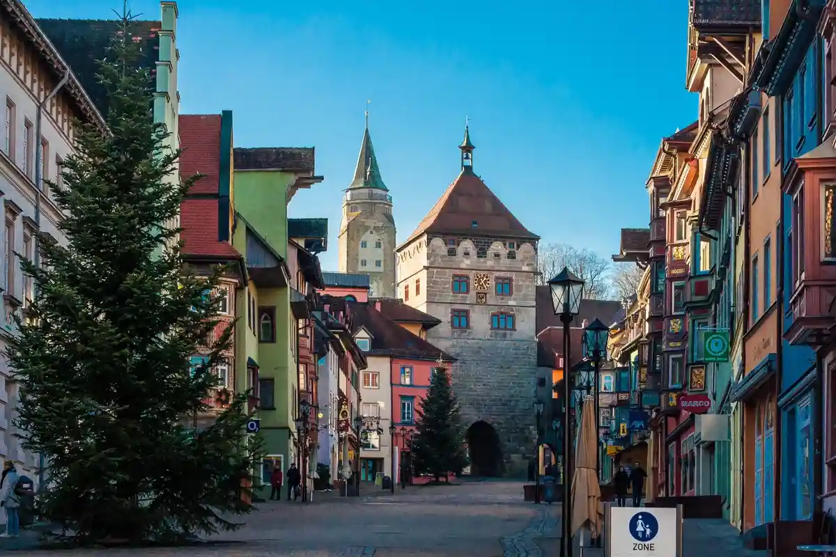 Архитектура города Ротвайль в Германии по бокам длинной аллеи