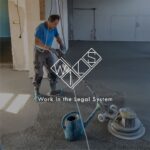 Мужчина штукатур с машинкой в руках распределяет бетонную смесь на полу. Логотип WILS