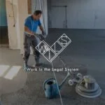 Мужчина штукатур с машинкой в руках распределяет бетонную смесь на полу. Логотип WILS