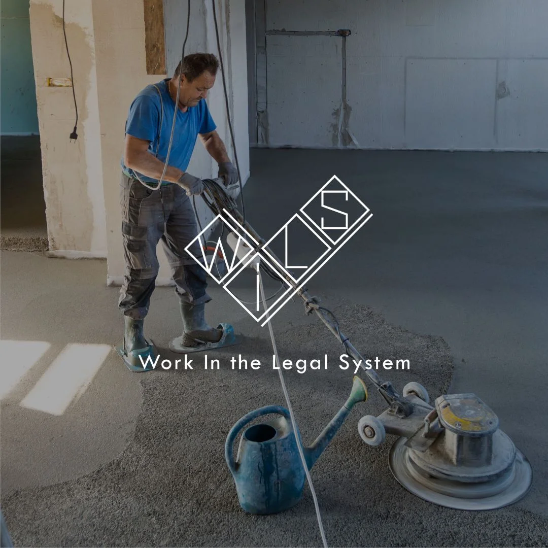 Вакансия штукатура в Германии www.wilscompany.com Мужчина штукатур с машинкой в руках распределяет бетонную смесь на полу. Логотип WILS