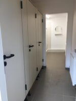 Три двери в коридоре хостела в Бендорф