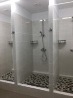 Фото трёх душевых кабин в хостеле в Бендорф