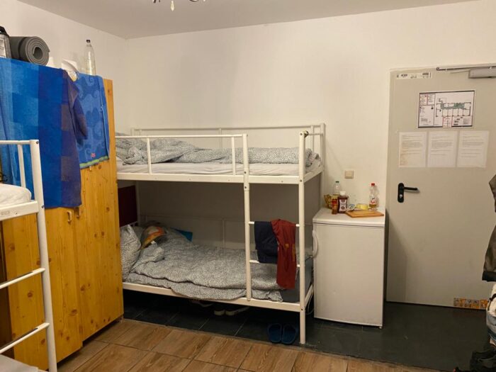 Двухъярусная кровать и мебель в хостеле