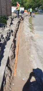 Прокладка кабеля в траншеи возле дороги