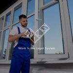 Чоловік монтує вікна у квартирі