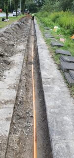 Прокладка кабеля в траншеи возле дороги 1