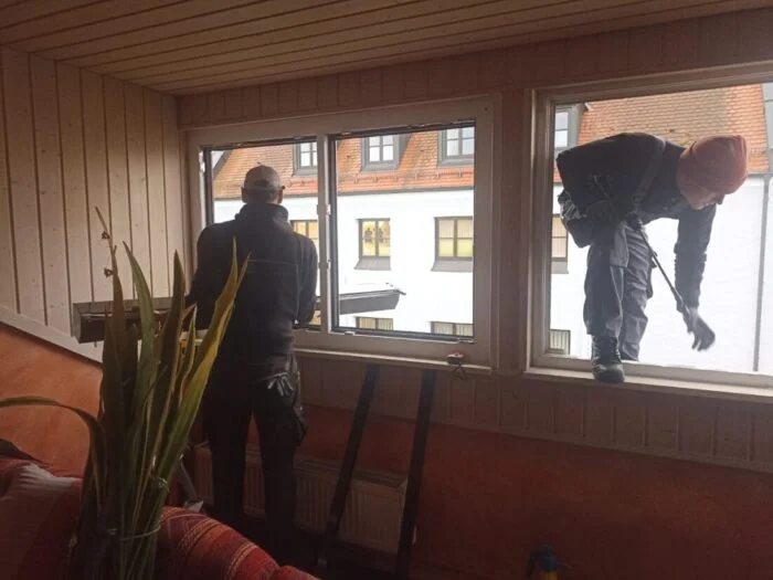 Двое мужчин монтируют окна