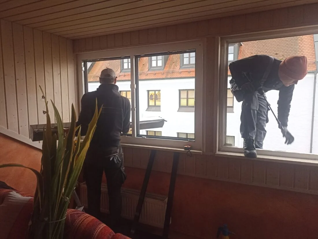 Двое мужчин монтируют окна