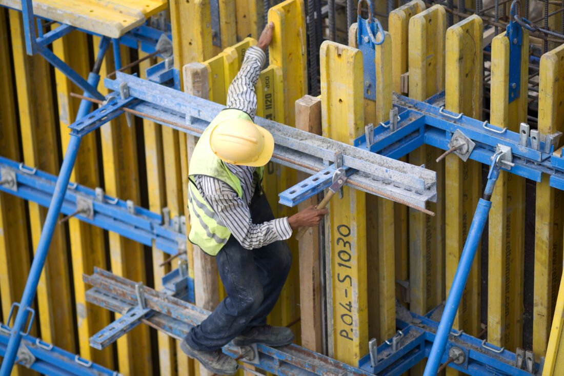 Мужчина опалубщик в каске на строительстве