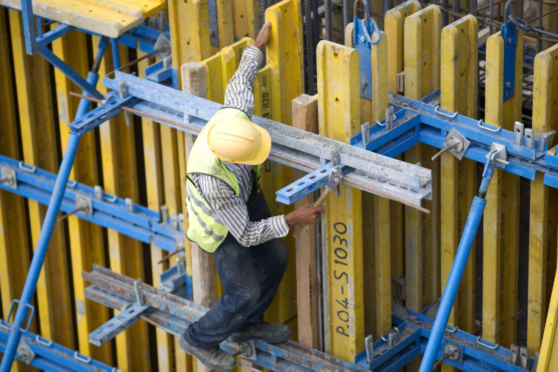 Мужчина опалубщик в каске на строительстве