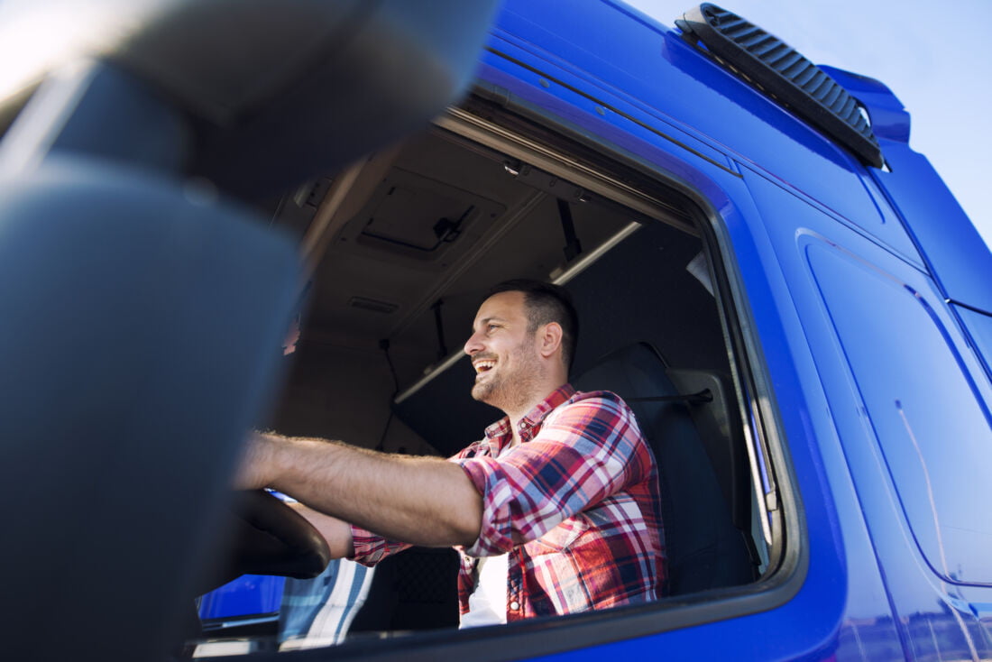 Мужчина водитель грузовика в кабине