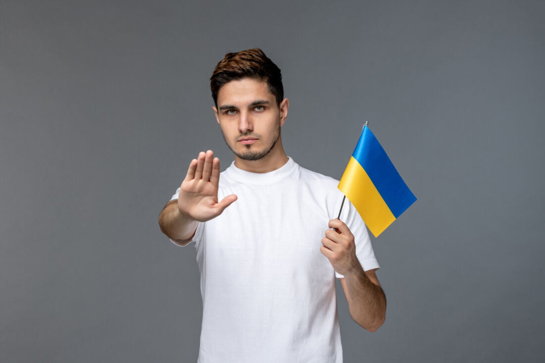 Мужчина рассказывает, почему ограничили консульские услуги для мужчин украинцев
