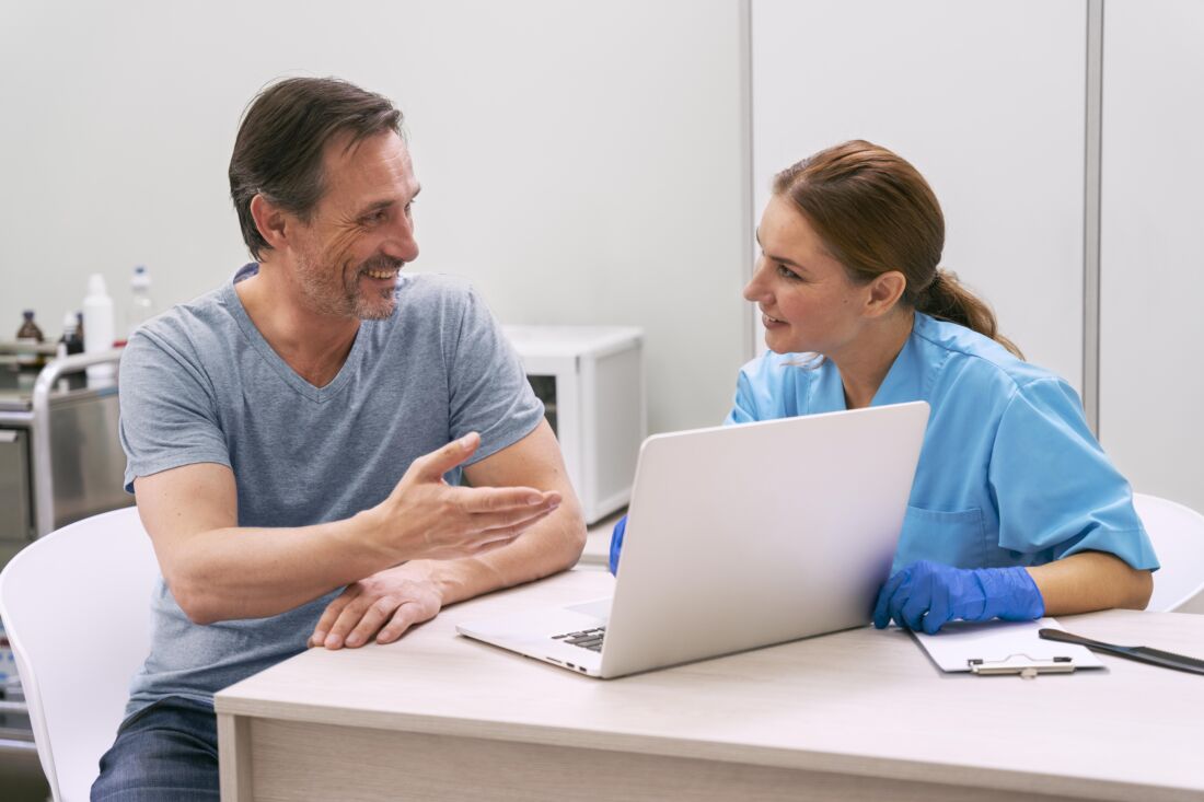 Медицина в Европе. Мужчина на приеме улыбается с доктором