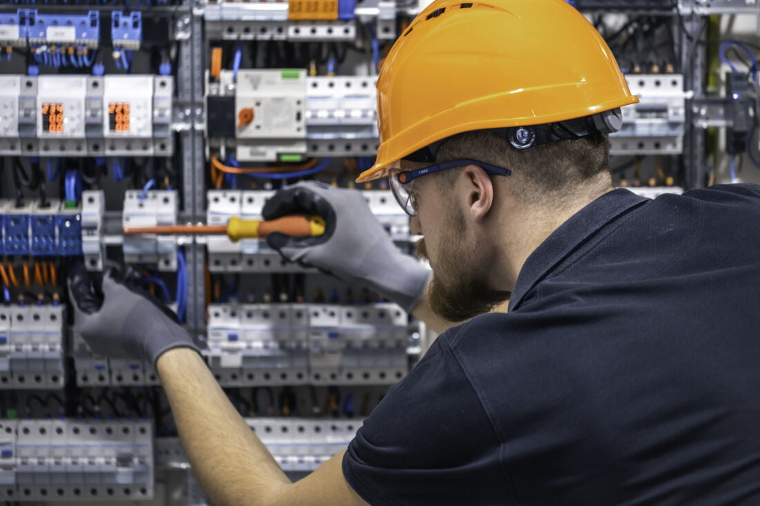 Мужчина Электрик на производстве Германия Дёрпен