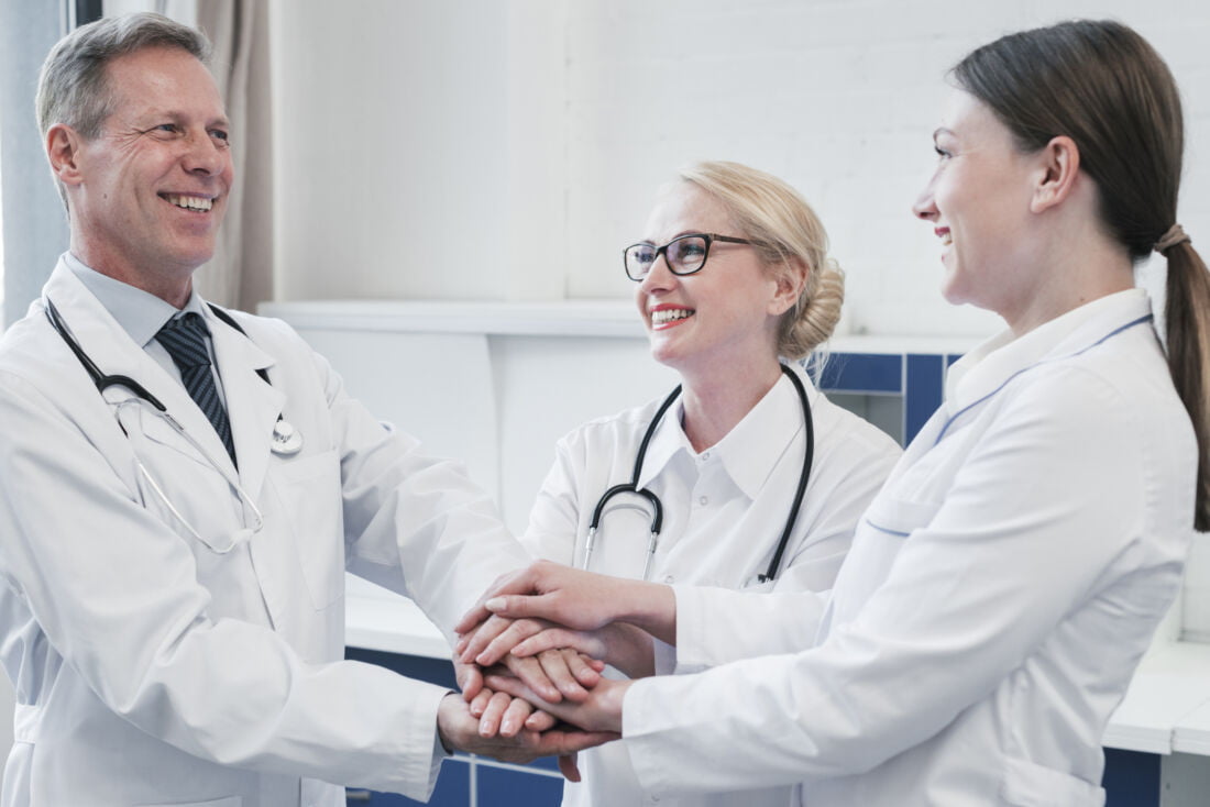 Медицина в Европе. Команда врачей улыбаются