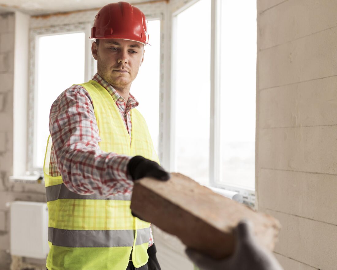 Мужчина передает кирпич на вакансии Фасадчики Германия Кёльн