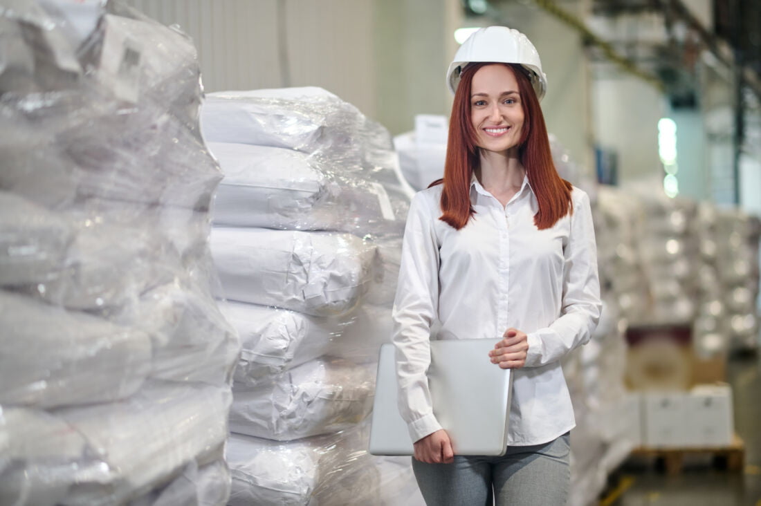 Женщина в каске на вакансии Упаковка подгузников Германия Лер