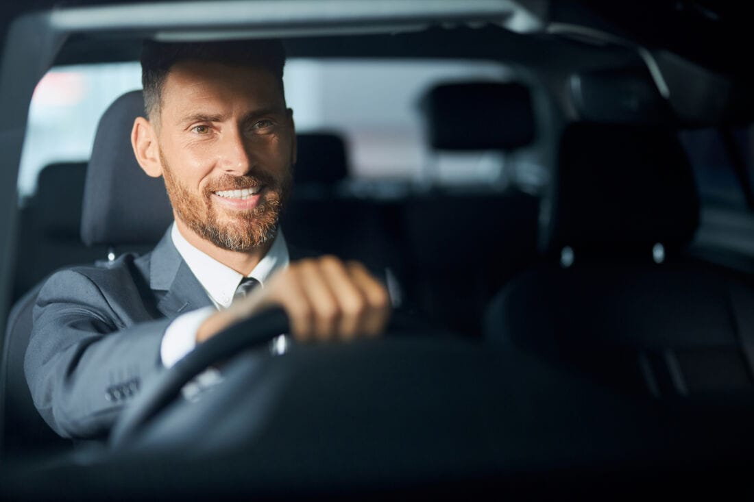 Мужчина за рулем авто Mercedes BMW Германия