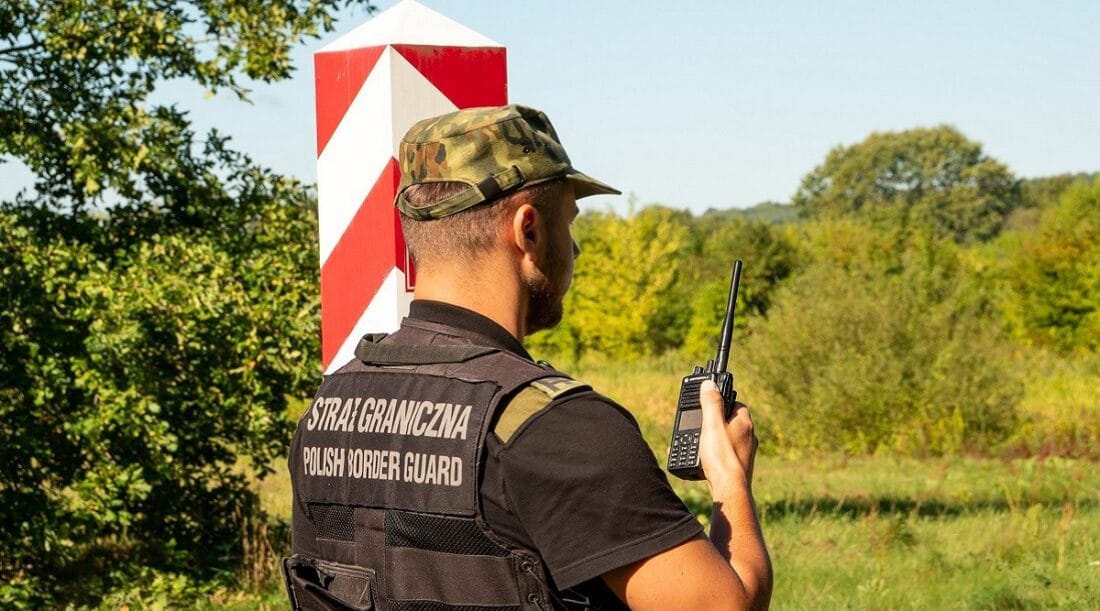 Пограничный контроль Польша 2026 пограничник на службе говорит по рации