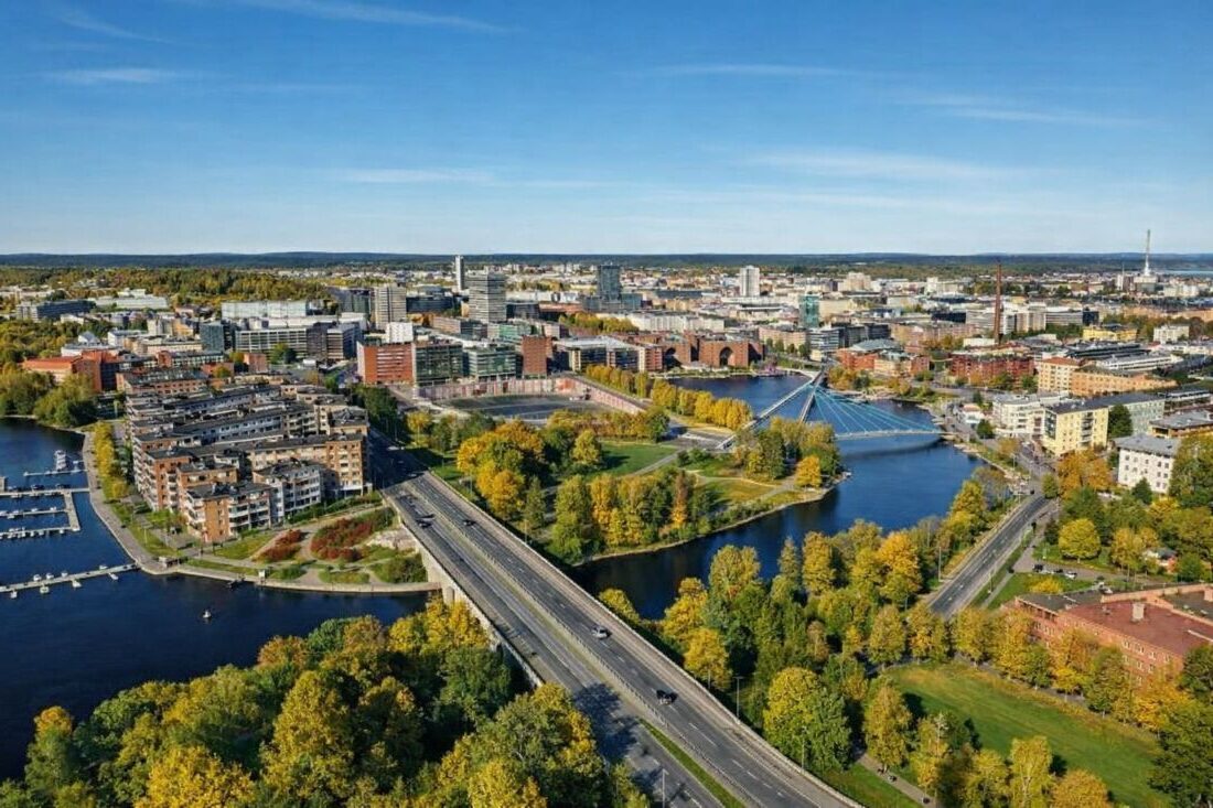 Город Пирканмаа Финляндия панорама вид сверху инфраструктура и река